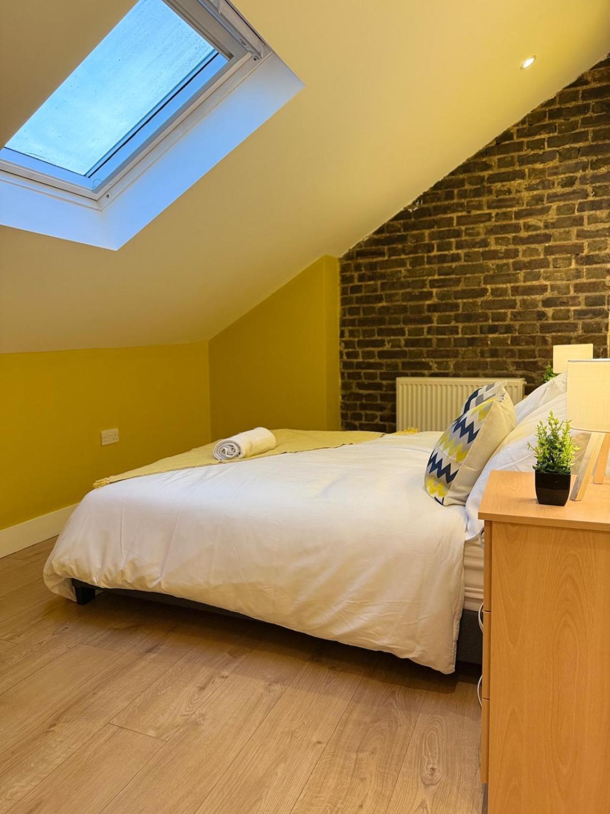 2 Bedroom Luxe London Apartment *