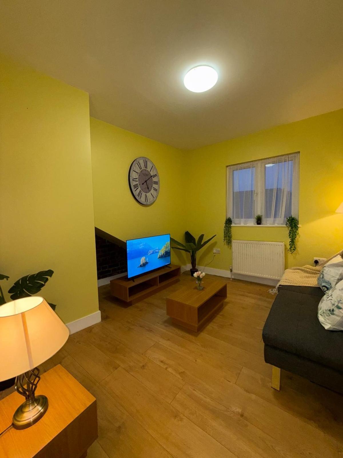 2 Bedroom Luxe London Apartment Edmonton